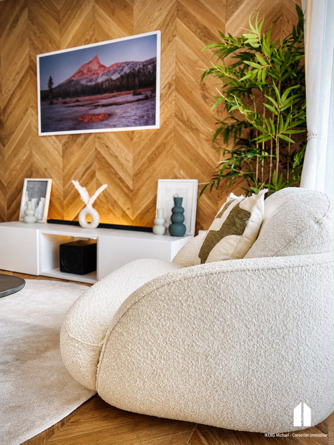 Salon — mur chevron — projet immobilier travaux accompagné par Michael IKENG à Île-de-France